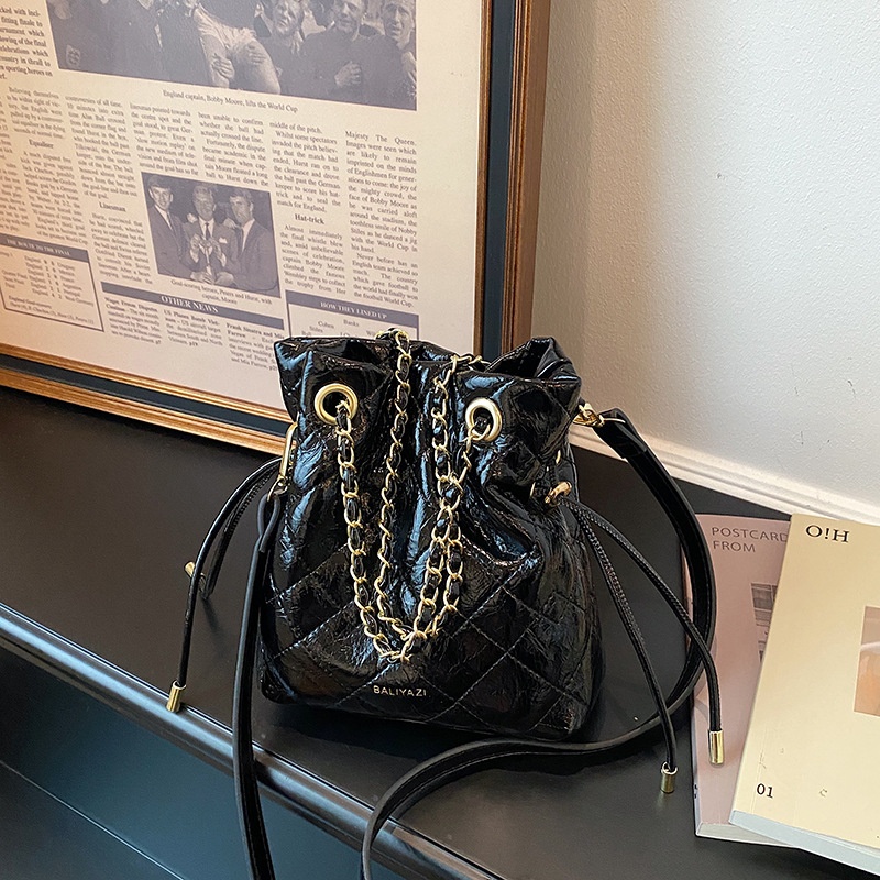 Chain Crossbody Quilted - حقيبة دلو مبطنة برباط سحب للنساء،