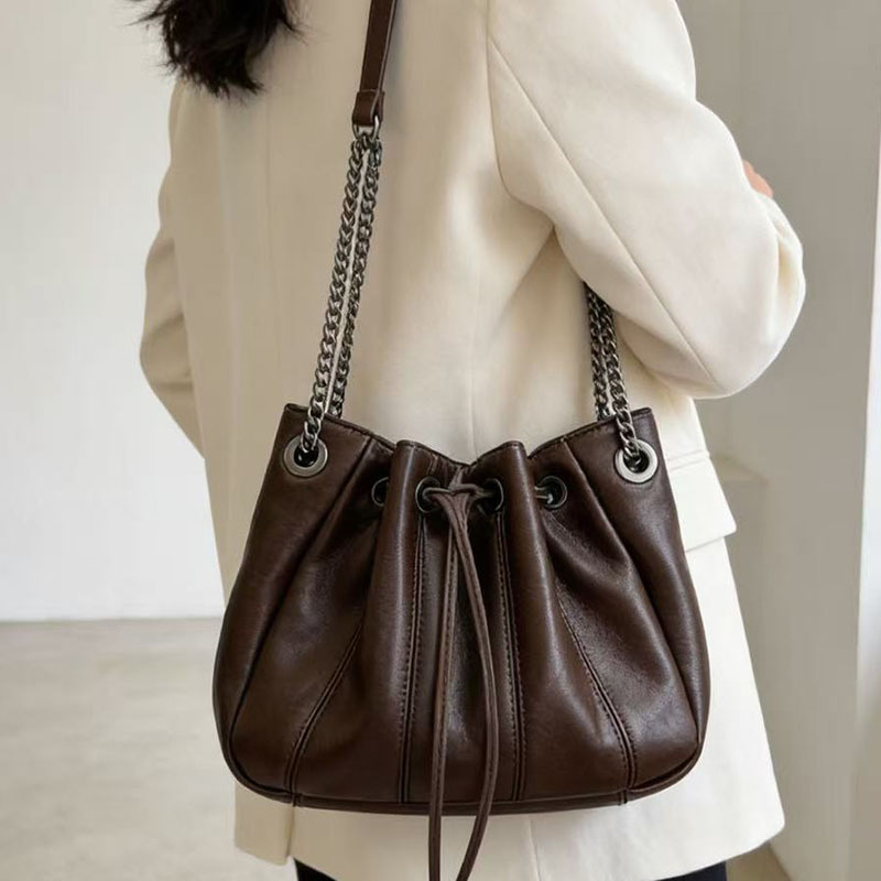 Chain Crossbody Quilted - حقيبة دلو عصرية برباط سحب، حقائب