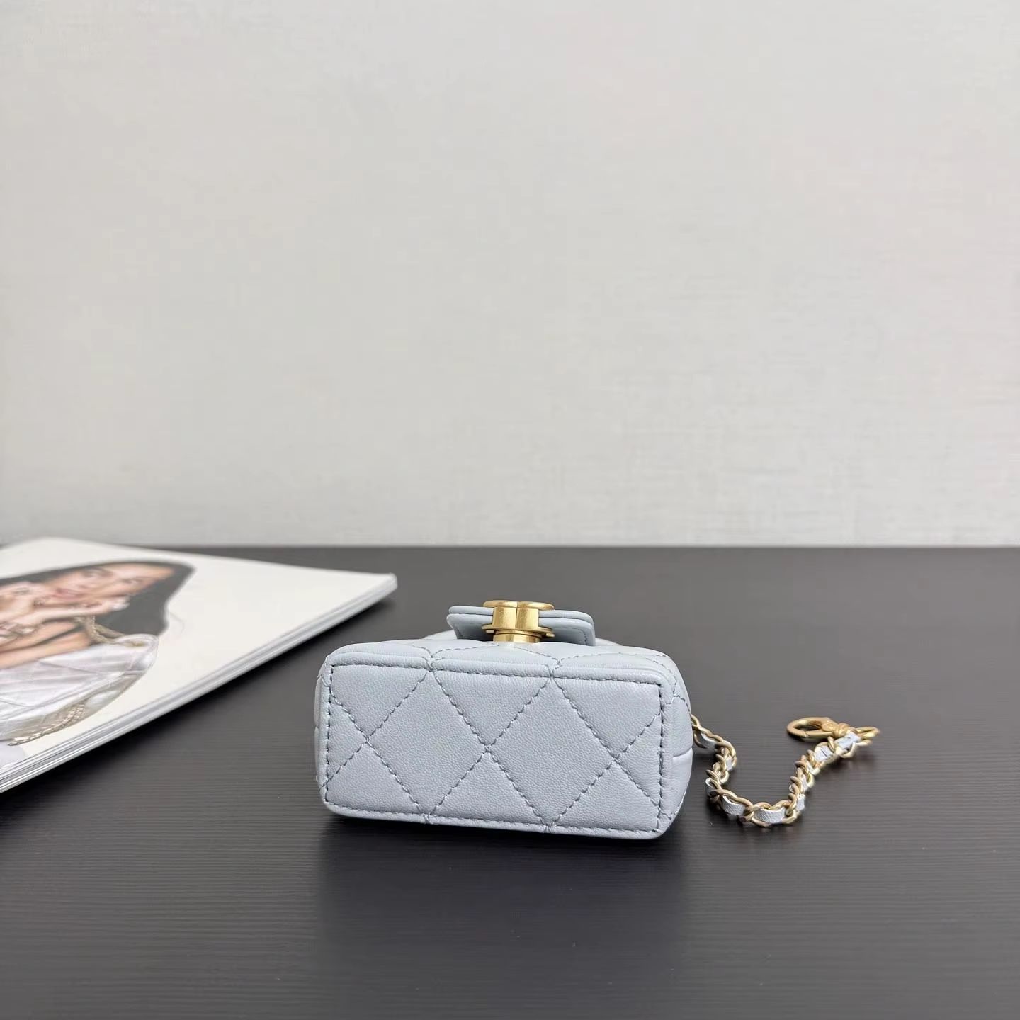 Chain Crossbody Quilted - حقيبة يد نسائية صغيرة مبطنة باللون