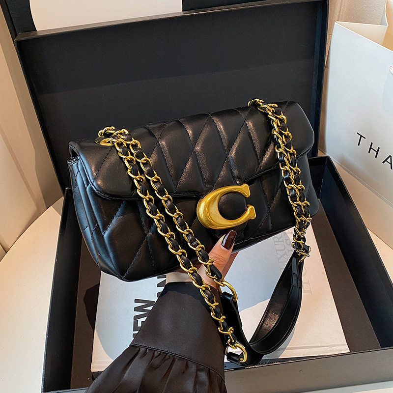 Chain Crossbody Quilted - حقيبة كتف نسائية من الجلد المبطن،