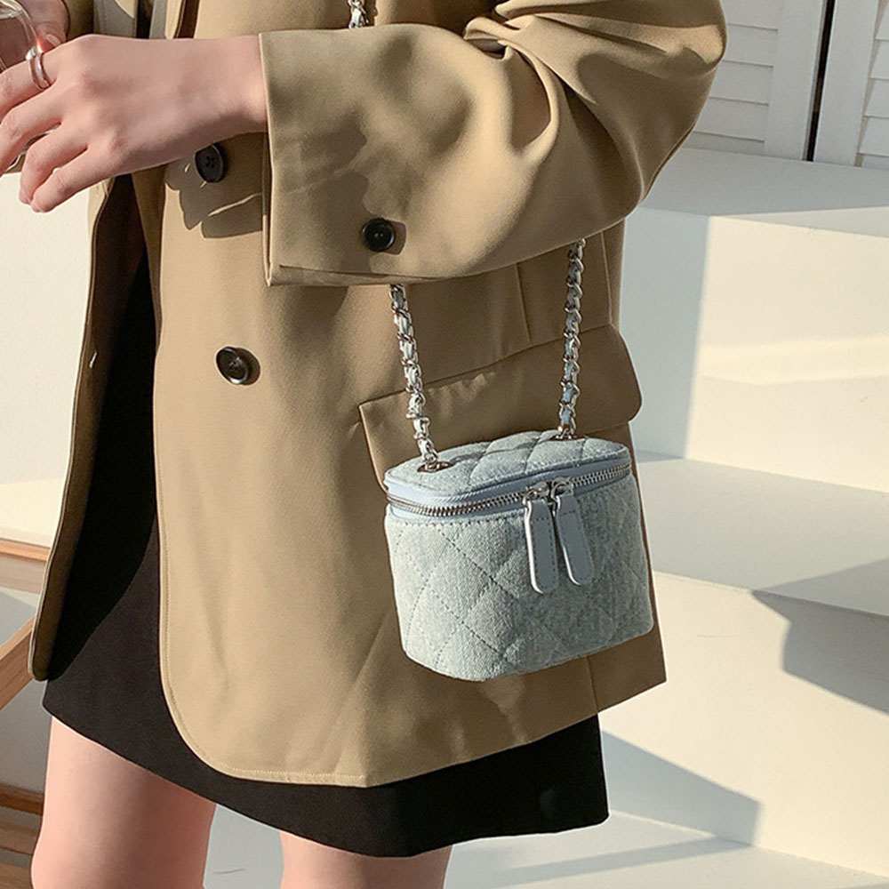 Chain Crossbody Quilted - محفظة كروس صغيرة مبطنة للنساء مصممة