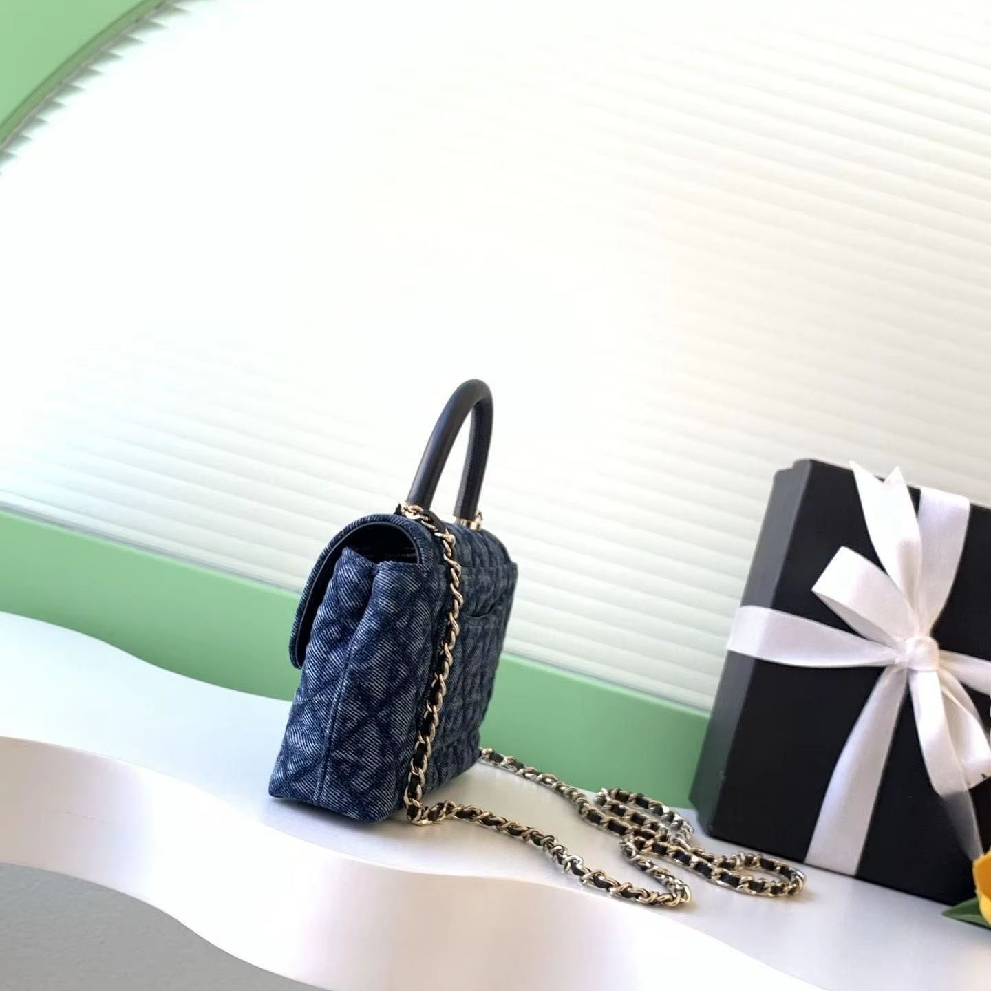 Chain Crossbody Quilted - حقيبة نسائية صغيرة من الدنيم المبطن