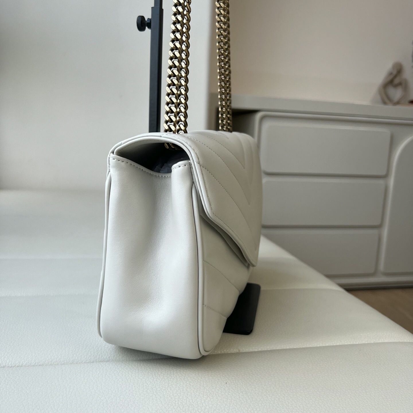 Chain Crossbody Quilted - حقيبة نسائية بيضاء كريمية مبطنة على