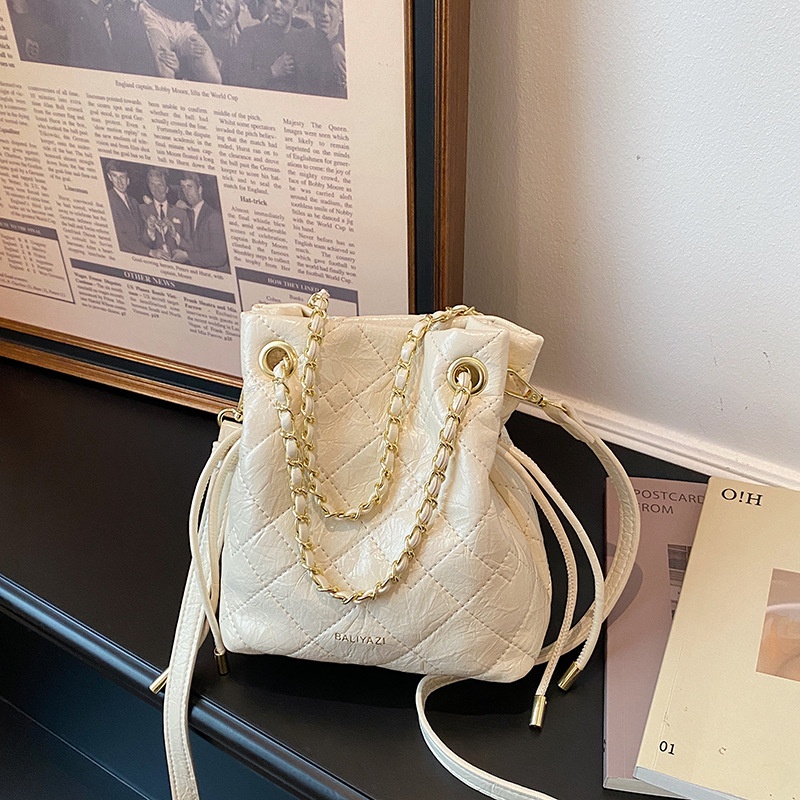 حقيبة دلو مبطنة برباط سحب للنس - مراجعة Chain Crossbody Quilted وسعره