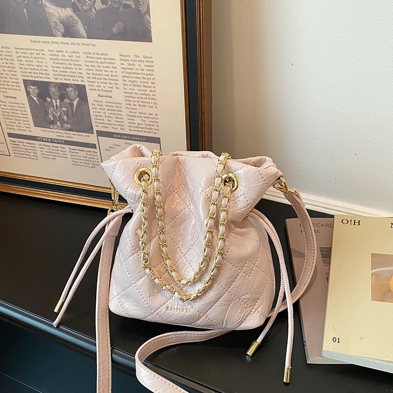 حقيبة دلو مبطنة برباط سحب للنس - مراجعة Chain Crossbody Quilted وسعره