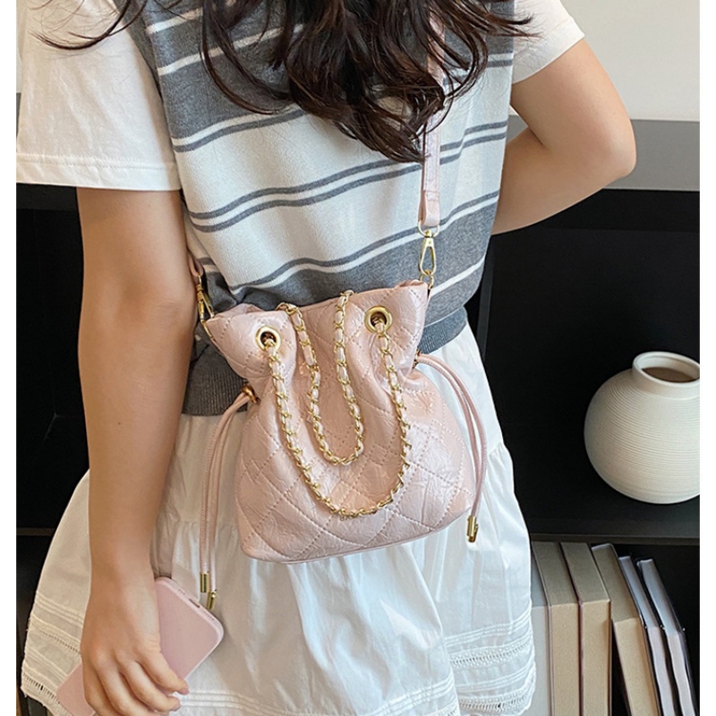 حقيبة دلو مبطنة برباط سحب للنس - مراجعة Chain Crossbody Quilted وسعره