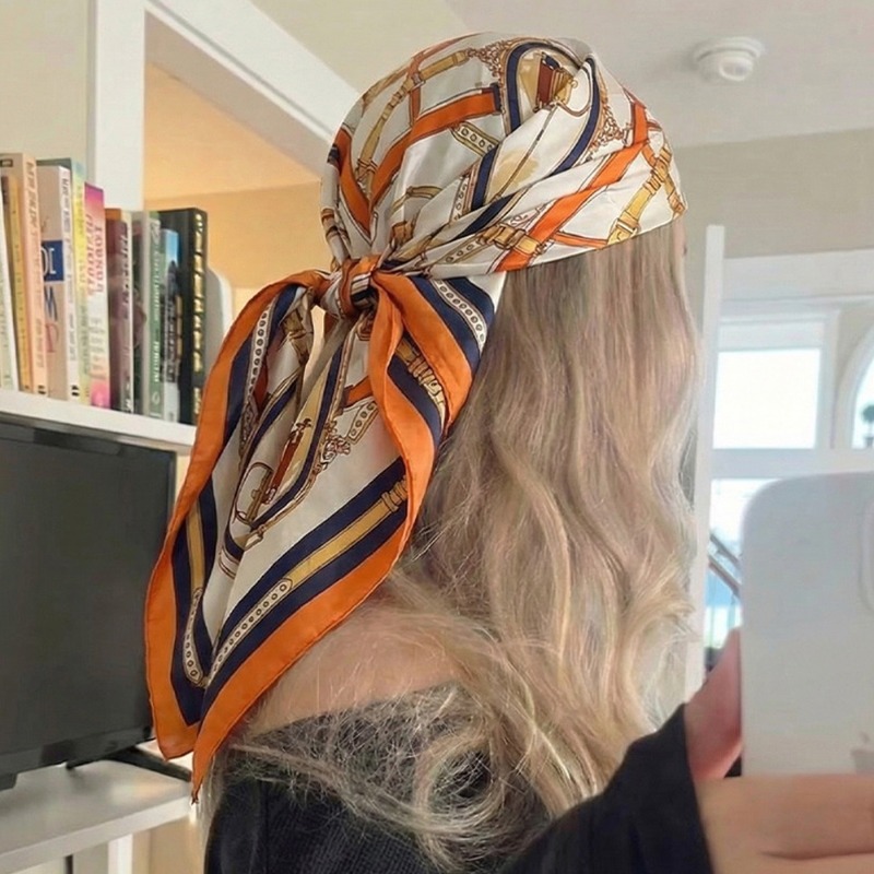 وشاح حريري مربع نحيف بتصميم فا - مراجعة Luxury Bags Quality وسعره