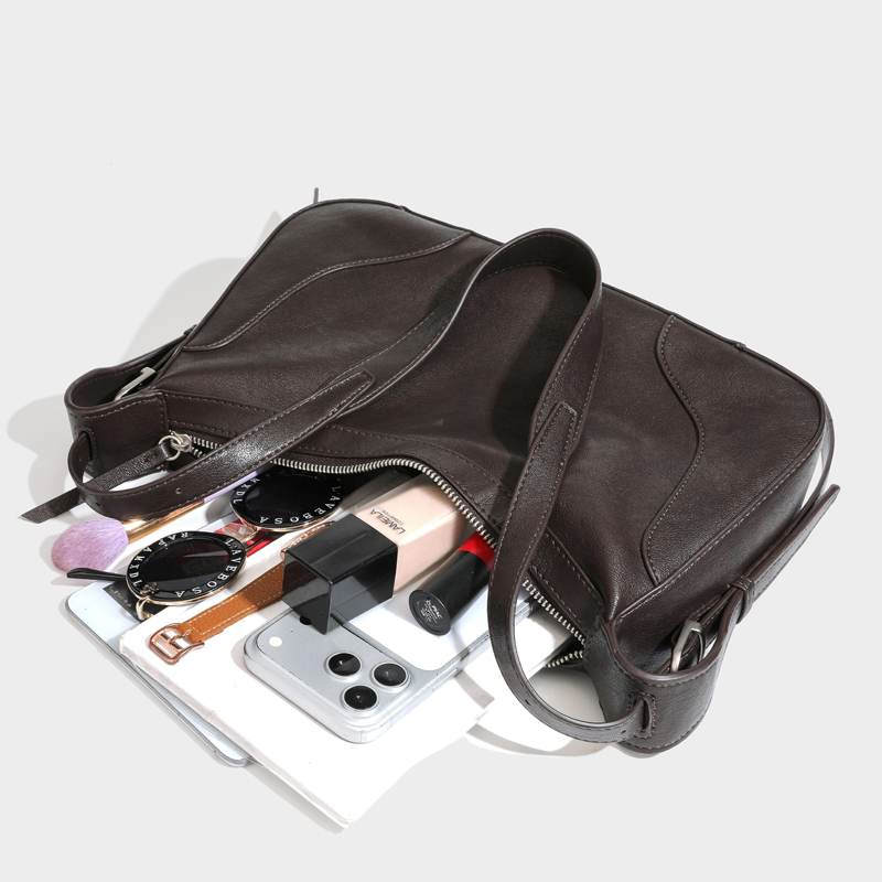 حقائب تحت الإبط صغيرة على طراز - مراجعة Luxury Bags England وسعره