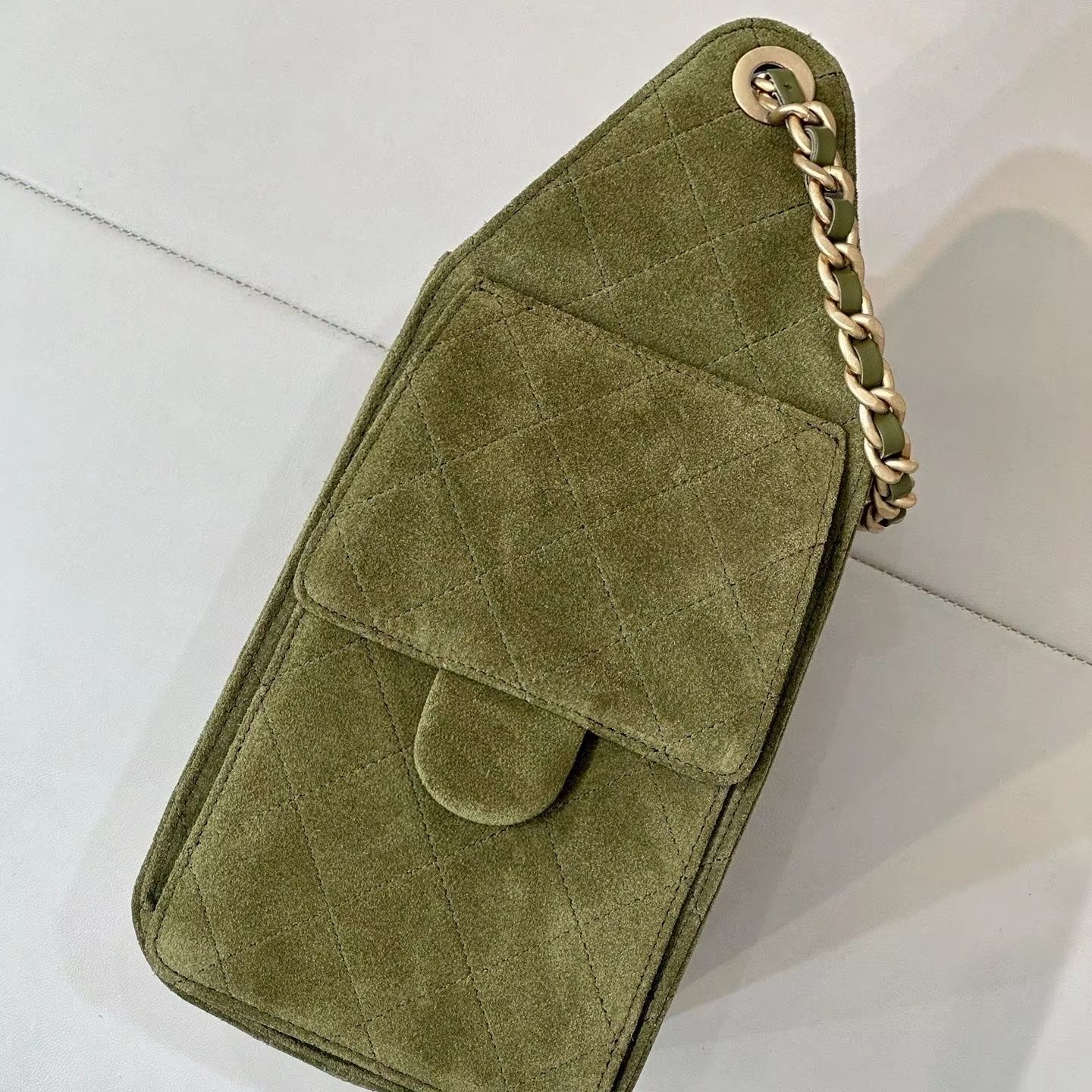 حقيبة هاتف نسائية خضراء زيتوني - مراجعة Chain Crossbody Quilted وسعره